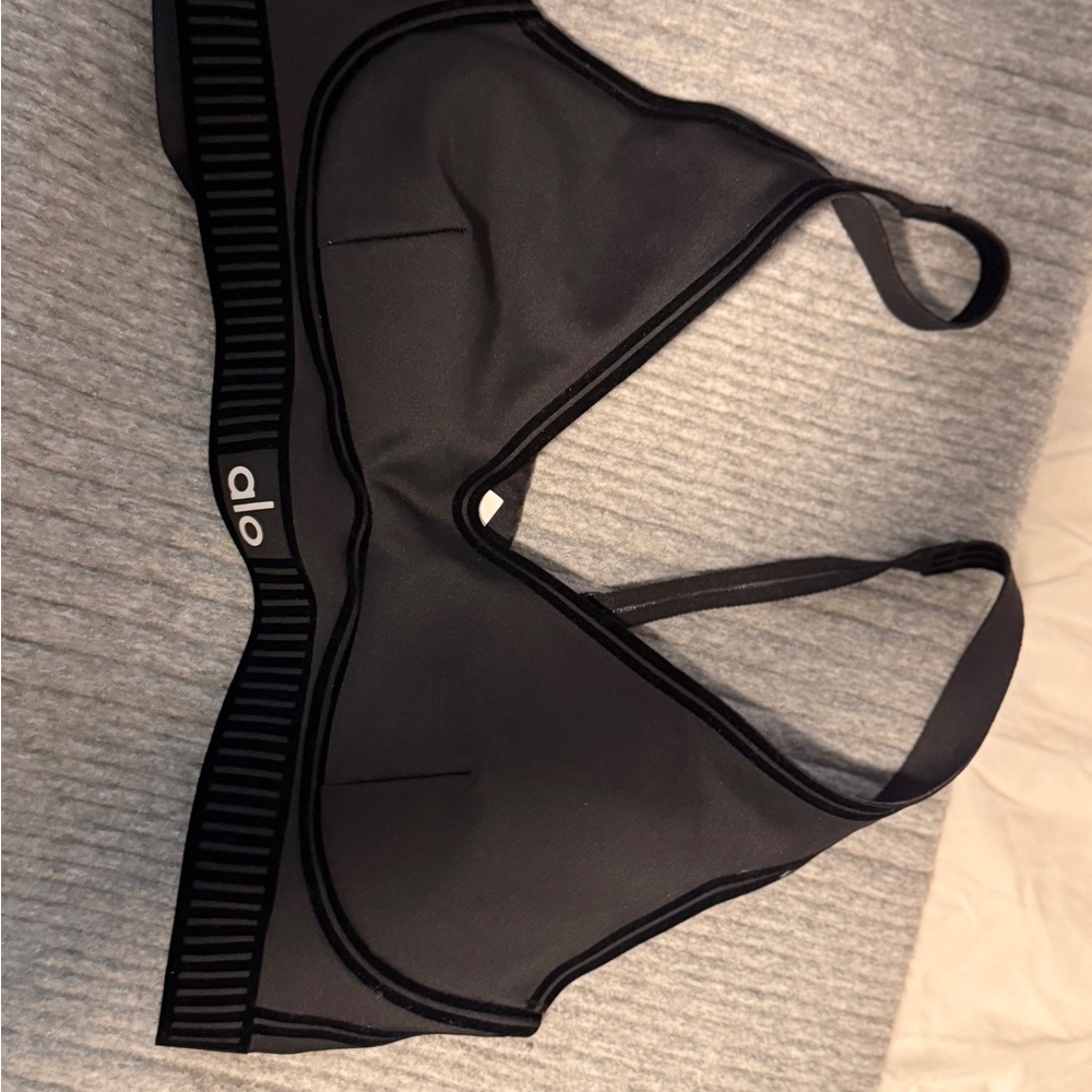 ALO Yoga Black Sports Bra with Seamless Design and Medium Support - Picture 2 of 3